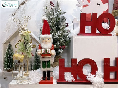 Mô hình Chú lính chì cầm lịch gỗ đếm ngày đến Giáng Sinh C40cm MHDB-XMAS-09